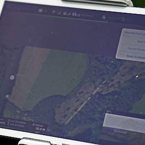 Via Google Maps wordt het aan te vliegen perceel met punten ingevoerd. De drone vliegt exact in lijnen van 30 meter breed over het perceel. De infraroodsensor merkt warme plekken op en geeft dit op het scherm als witte stippen weer.