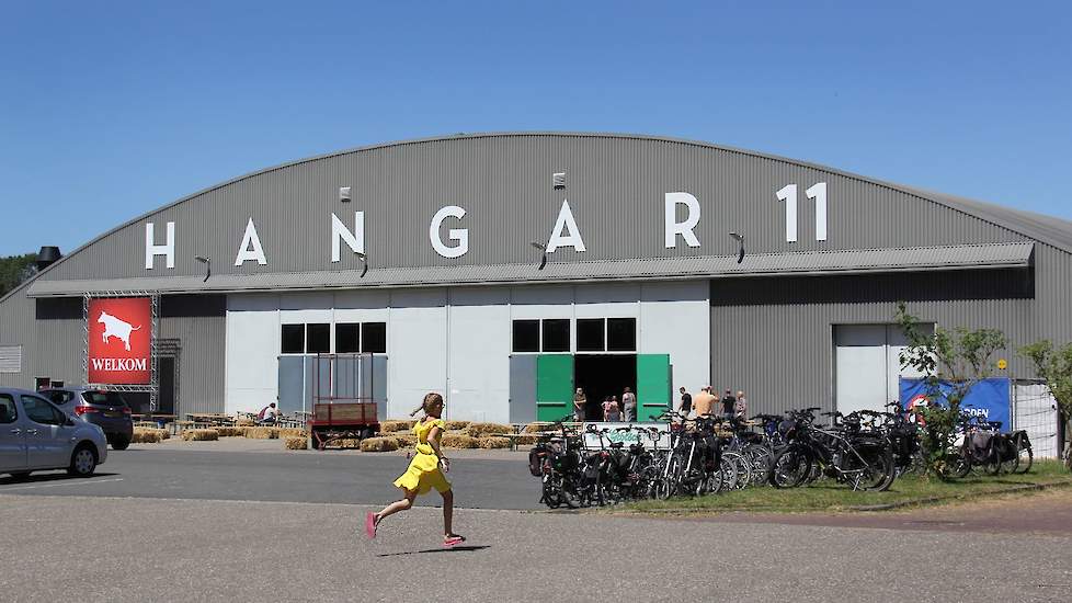 De voorstelling vindt plaats in Hangar 11 op het oude vliegveld Twenthe, dat is omgedoopt tot evenementenlocatie.