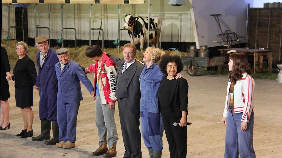 De cast genoot van een minutenlange staande ovatie aan het einde van het theaterspektakel.