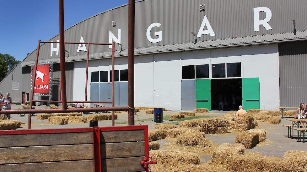 Ter aankleding zijn er verschillende attributen van de boerderij getrokken, waaronder een hooiwagen en hooibalen die dienst doen als stoelen en banken.