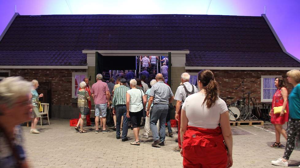 De voorstelling bestaat uit meerdere decors. Op de foto is het publiek op weg naar het tweede deel van de show, toegankelijk via de boerderij.