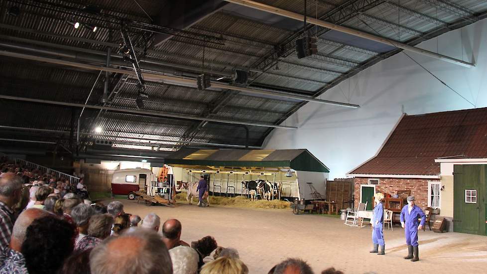 Het decor van het eerste deel van de voorstelling bestaat uit een koeienstal, een boerderij en een hooizolder met verscheidene attributen verspreid over het toneel, zoals een hooiwagen.