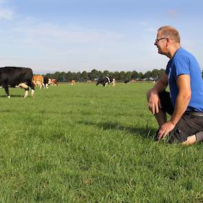 Melkveehouder Hans Kroezen in het Achterhoekse Silvolde (GD) is blij dat hij beregent. De 95 melkkoeien kunnen blijven weiden en halen volgens hem op een dag als vandaag toch 7 kilogram droge stof op uit weidegras. Het ‘gestoei’ met de beregening door het