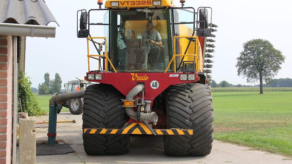 Loonwerkbedrijf Eelderink uit Zelhem rijdt al sinds jaar en dag mest uit voor de melkveehouder bij wie ze woensdagmorgen ook hebben ingekuild.