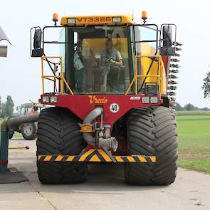 Loonwerkbedrijf Eelderink uit Zelhem rijdt al sinds jaar en dag mest uit voor de melkveehouder bij wie ze woensdagmorgen ook hebben ingekuild.