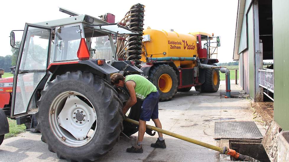 Jan Looman zet de mixer aan; hij heeft 5 kuub water toegevoegd aan de 15 kuub uit te rijden drijfmest. De mest moet voor 31 augustus uitgereden zijn, op de Zelhemse zandgronden.