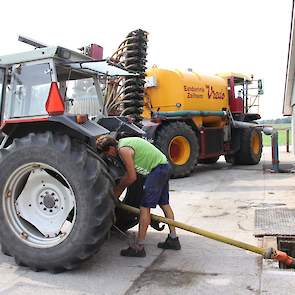 Jan Looman zet de mixer aan; hij heeft 5 kuub water toegevoegd aan de 15 kuub uit te rijden drijfmest. De mest moet voor 31 augustus uitgereden zijn, op de Zelhemse zandgronden.