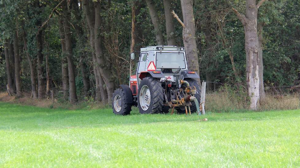 De trekker die betrokkenen is bij het beregenen op een ander perceel, heeft Looman net uitgezet. Alhoewel de beloofde regen alwéér niet komt.