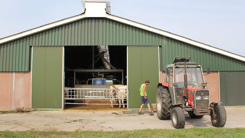 Na de koffie zal Looman plastic over de kuil trekken, er is voorlopig tijd genoeg om het product van 12 hectare af te dekken. Hij checkt eerst nog de mixer in de put.