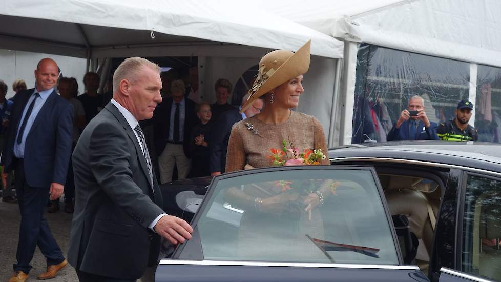 Na zo'n anderhalf uur bij de Groene Mineralen Centrale te zijn geweest, vertrekt de koningin. Arjan Prinsen is vol lof over haar bezoek. „De koningin had zich goed ingelezen en stelde kritische vragen. Ze toonde ook veel interesse in de boeren die betrokk