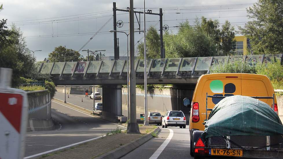 Rico Radstake rijdt een paar keer per week met een aanhangwagentje naar Stegink. Een ritje van een half uur heen en een half uur terug. Raadslid Harry ten Have wil de plant niet voor veel geld naar vuilverwerkers brengen om er afval van te maken, want ‘da