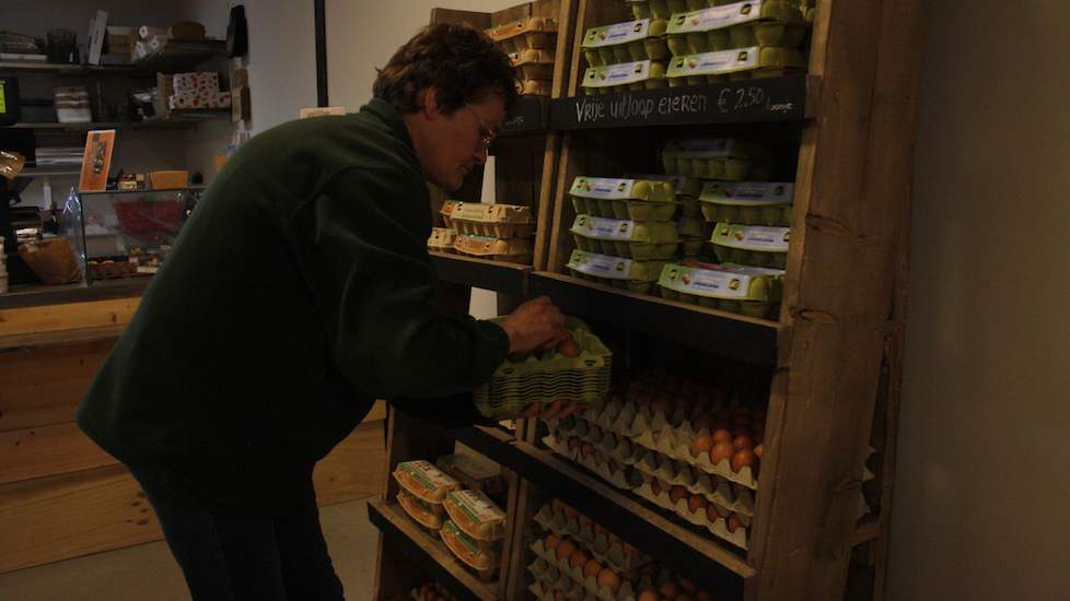 Zelf zorgen Wim en Gerrie voor de aardappelen in de winkel. De overige producten - zoals deze eieren - worden geleverd door andere boeren die zijn aangesloten bij de coöperatie Landwinkel. Gerrie vult de doosjes van 10 stuks, zodat klanten ze zo mee kunne