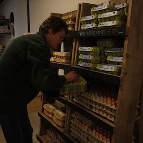 Zelf zorgen Wim en Gerrie voor de aardappelen in de winkel. De overige producten - zoals deze eieren - worden geleverd door andere boeren die zijn aangesloten bij de coöperatie Landwinkel. Gerrie vult de doosjes van 10 stuks, zodat klanten ze zo mee kunne