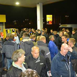 Het regent de hele nacht door. Velen schuilen daarom onder de hoge overkapping van het plaatselijke tankstation.