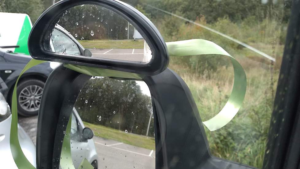 Onze fotograaf Susan Rexwinkel kreeg voor het stoplicht in Balkbrug (OV) een groen lint aangereikt in kader van het boerenprotest.