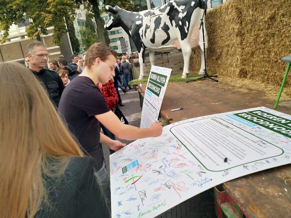 Boeren tekenen op het plein voor het provinciehuis in Arnhem een petitie tegen de stikstofaanpak van de provincie.