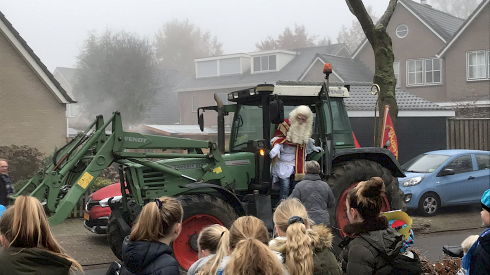 In Bathmen kwam Sinterklaas aan in een colonne van trekkers