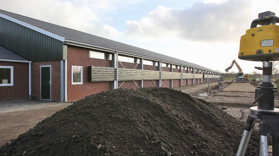 Rechts naast de nieuwe stal laat Kemper momenteel een opslagloods bouwen.