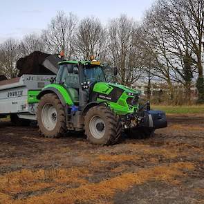 De Drentse akkerbouwer Jurgen Siebring heeft compost gestrooid. „Voor de teelt van aardappelen, groeien ze goed op.”