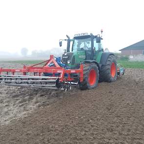 Marvin Born uit Sommelsdijk (ZH) legt het uienland klaar.