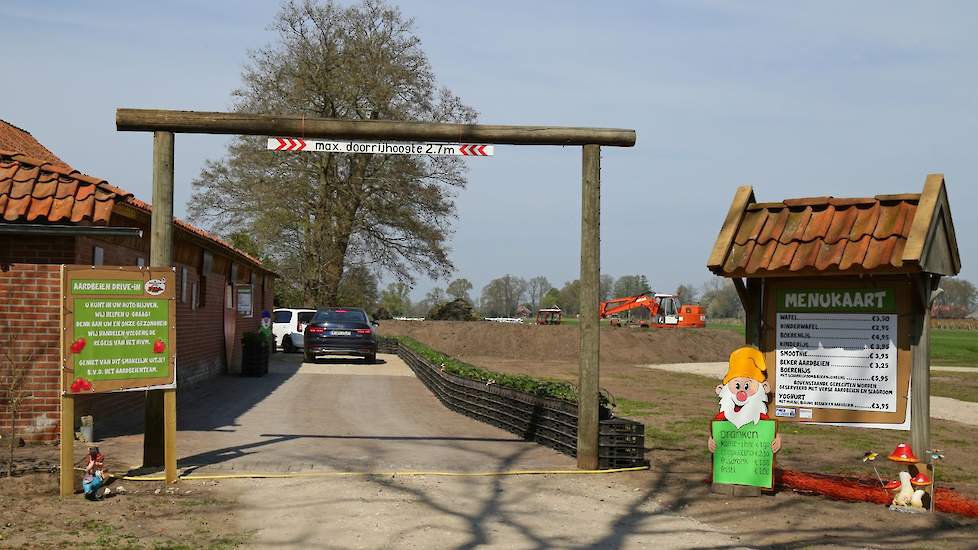 De toegang heeft veel weg van die van een bekende fastfoodketen.