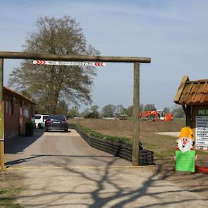 De toegang heeft veel weg van die van een bekende fastfoodketen.