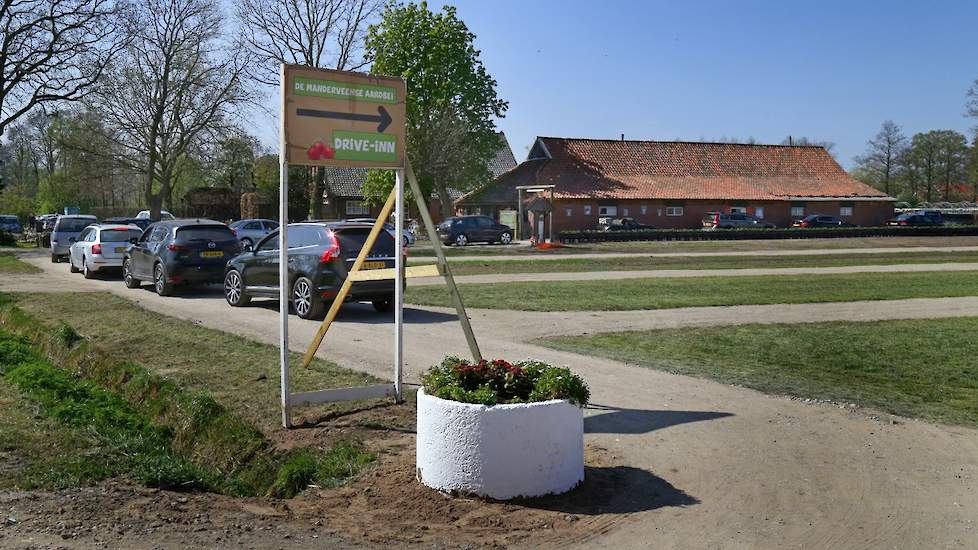 Lange wachttijden zijn geen uitzondering. Graag de producten in de auto opeten of mee naar huis nemen. Helaas is het terras gesloten.