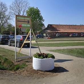 Lange wachttijden zijn geen uitzondering. Graag de producten in de auto opeten of mee naar huis nemen. Helaas is het terras gesloten.