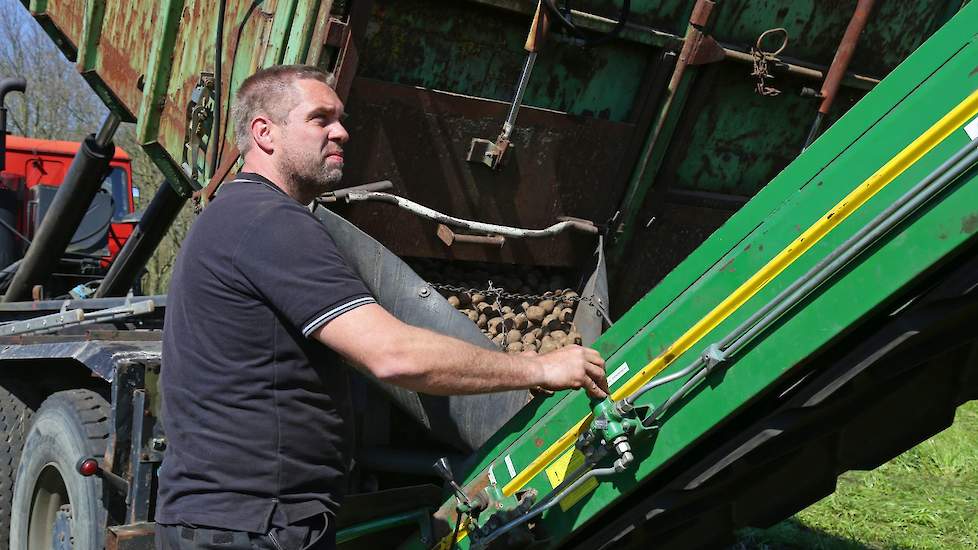 De poters worden aangevoerd met de containerauto van het bedrijf. In het najaar zet Roy de containers weer in bij het rooien van de aardappelen. Hij zet ze aan de rand van het perceel zodat de bunkerrooier daar kan lossen.