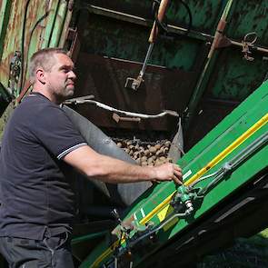 De poters worden aangevoerd met de containerauto van het bedrijf. In het najaar zet Roy de containers weer in bij het rooien van de aardappelen. Hij zet ze aan de rand van het perceel zodat de bunkerrooier daar kan lossen.