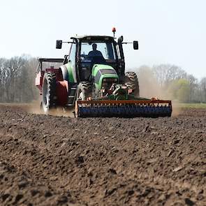 Voorop de combinatie een aangedreven verkruimelrol en een schudeg om kluiten te verkleinen. „Op dit perceel niet echt nodig, maar op de zwaardere gronden die wij ook hebben, werkt het prima," aldus Roy.