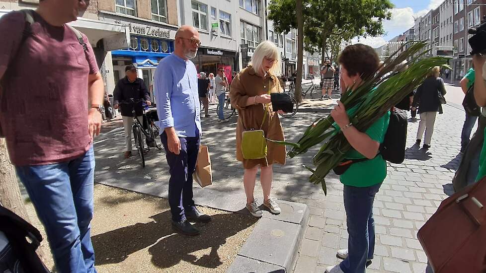 ZLTO verkoopt gladiolen aan voorbijgangers