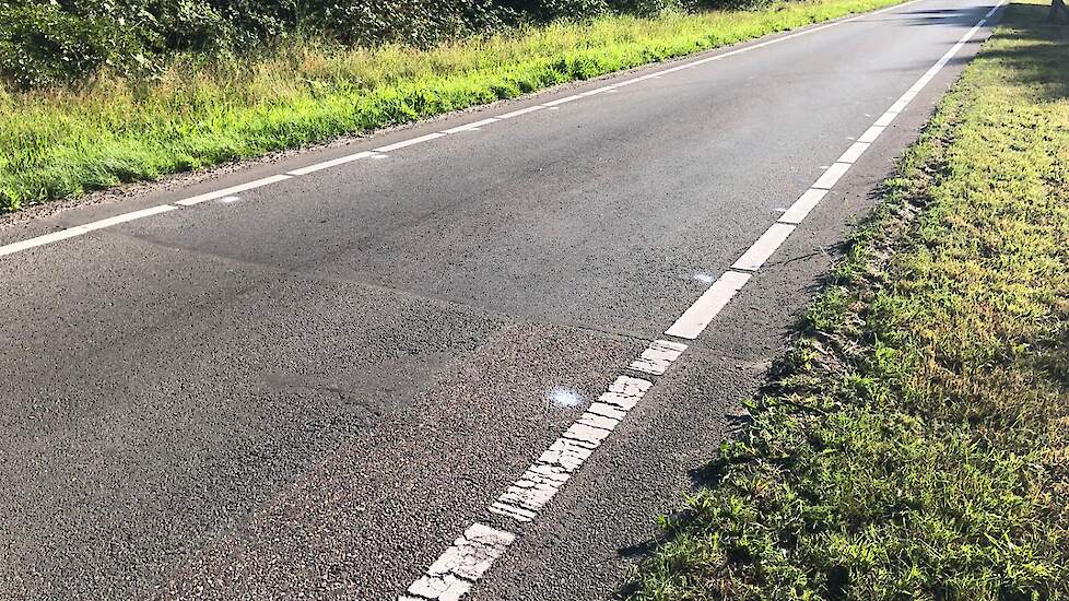 Gemeentemedewerkers zetten stippen op de weg, anderhalve meter uit elkaar in verband met de coronamaatregelen. „Ik heb het ook niet verzonnen”, zegt een van hen.