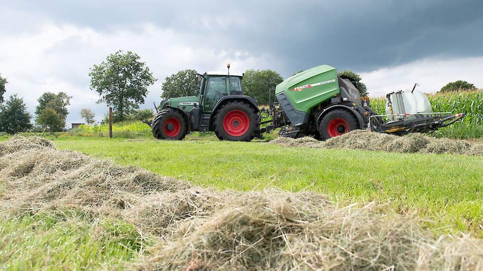 „Hiervoor hadden we een Lely-pers”, vertelt Hans Holland van het gelijknamige loonbedrijf. „Die draaide nog prima, maar met een nieuwe pers gingen we er vanuit dat we nog minder problemen zouden ervaren. Een ketting breekt immers altijd 's avonds laat op