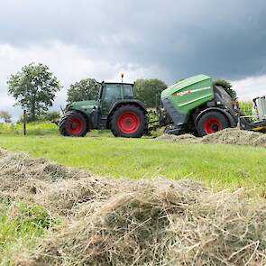 „Hiervoor hadden we een Lely-pers”, vertelt Hans Holland van het gelijknamige loonbedrijf. „Die draaide nog prima, maar met een nieuwe pers gingen we er vanuit dat we nog minder problemen zouden ervaren. Een ketting breekt immers altijd 's avonds laat op