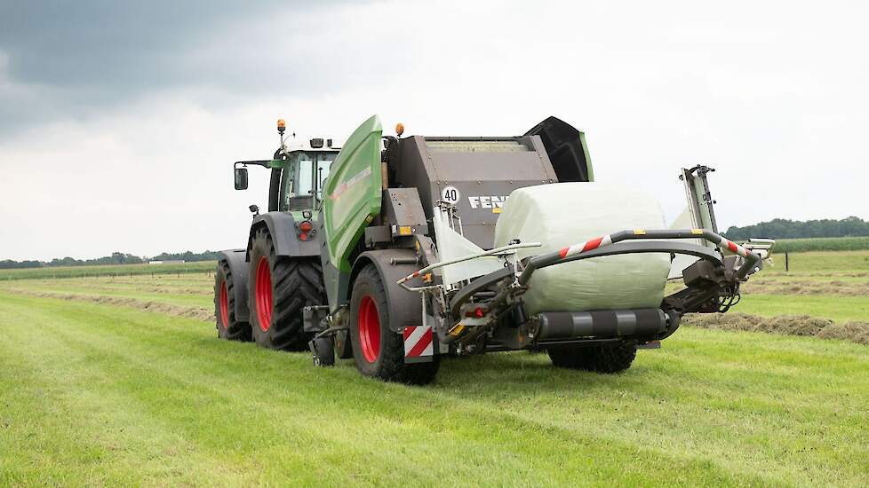 Die enkele as heeft volgens de loonwerker ook een groot voordeel voor het behoud van de grasmat: „Daardoor wringt de machine helemaal niet aan de kopeinden.”