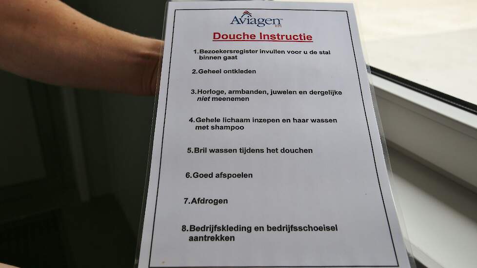 Bezoekers moeten de douche instructie van fokkerijbedrijf Aviagen volgen.