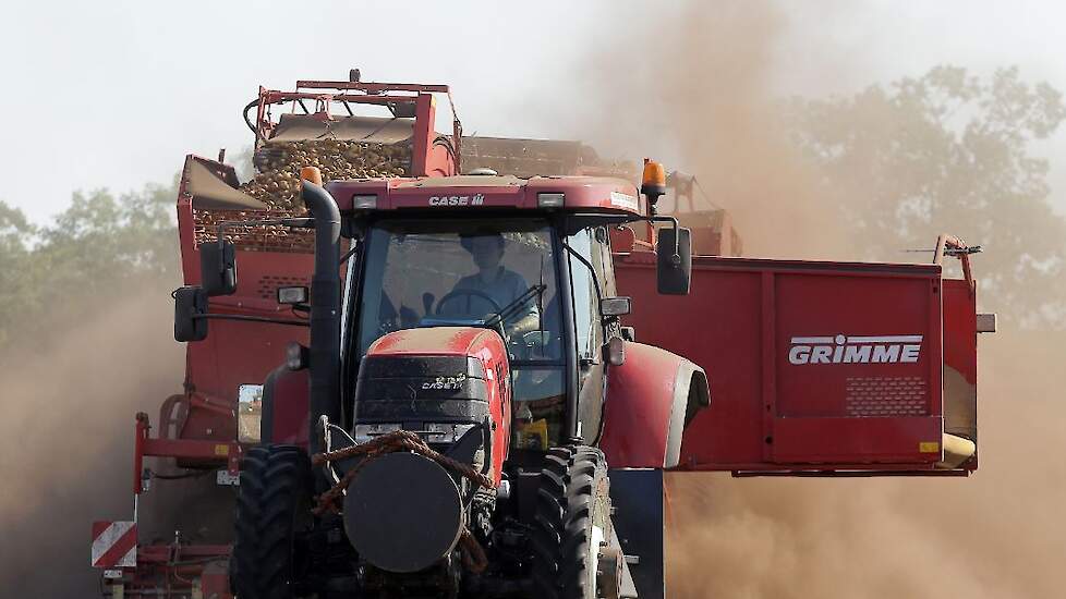 Stefan Wijnveen rijdt in de vrachtwagen en medewerker van Snijders Aardappelen Harm Halleriet zit op de rooier.