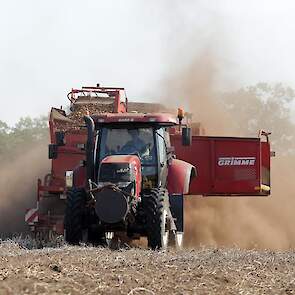 Stefan Wijnveen rijdt in de vrachtwagen en medewerker van Snijders Aardappelen Harm Halleriet zit op de rooier.