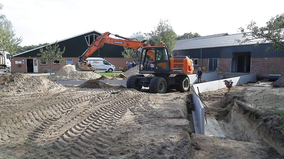 De lokale loonwerker is momenteel bezig een laadput te maken zodat zijn eierhandelaar de eieren sneller in kan laden.