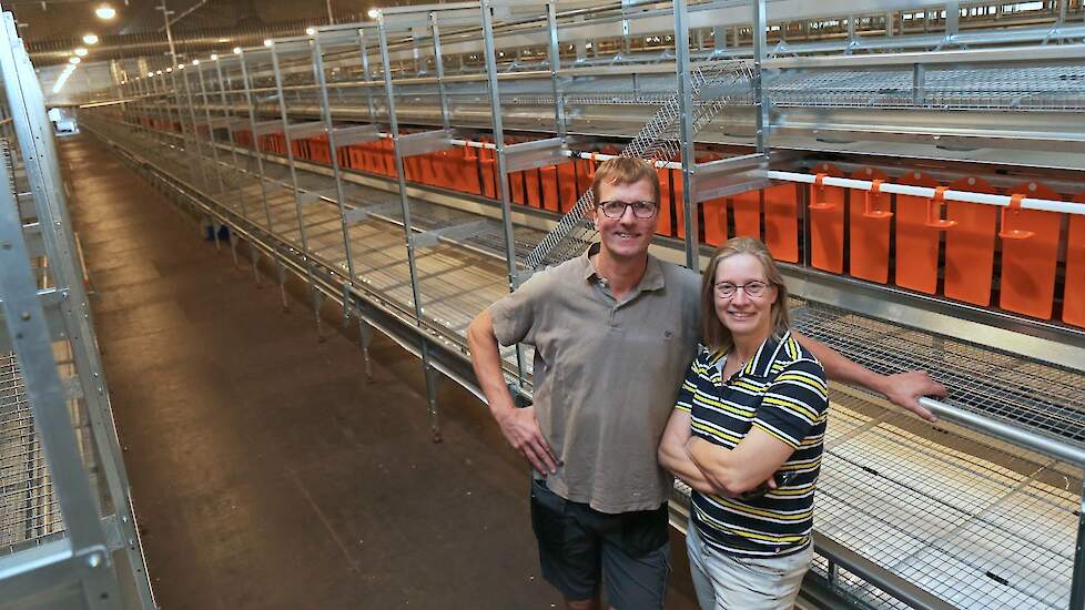 Jeroen (53) en Janita (46) Rohaan op de nieuw ingerichte etage in hun scharrelhennenstal. Na een verbouwing nemen ze de tweede etage na zeven jaar in gebruik. Hierdoor verdubbelen ze in aantal scharrelhennen van 32.750 naar 65.500 en groeien naar in totaa