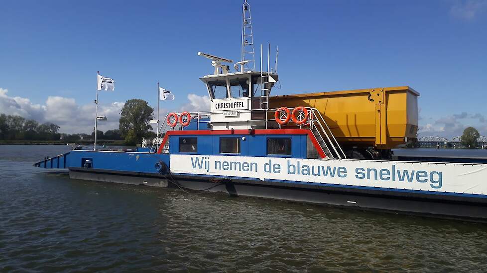 Update 14:40 uur: De schipper van de pont liet in de middag weten dat het toen wel raak was. De eerste oversteek van een landbouwvoertuig is een feit.