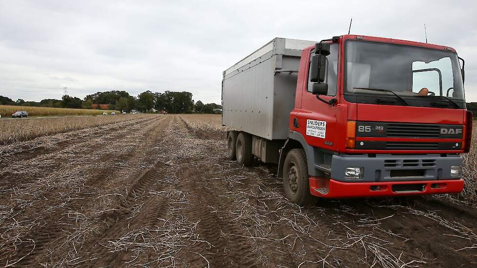 De vrachtwagens zijn voor het vervoer van de aardappelen aangepast naar langzaam rijdend verkeer.