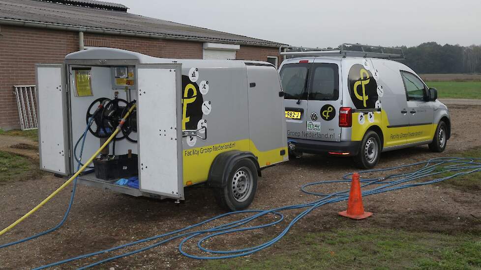 De hogedruk temperatuur wordt geregeld met een Hot box, een watertank en brander op diesel. De watervoorraad van 800 liter wordt door de brander opgewarmd en is aangesloten op de waterleiding. Door het buffer kan er constant door gespoten worden.