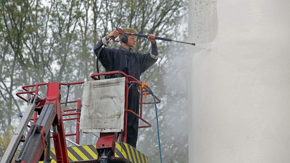 Met de hoogwerker kan er op grote hoogtes gespoten worden.