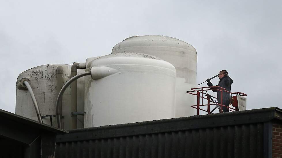 Het verschil is al goed zichtbaar. Folmer laat zo eens in de 5 jaar zijn silo’s reinigen. „Een nieuwe coating kost bijna evenveel als een nieuwe silo. Bovendien is een stukje uitstraling ook altijd goed”, aldus Folmer.