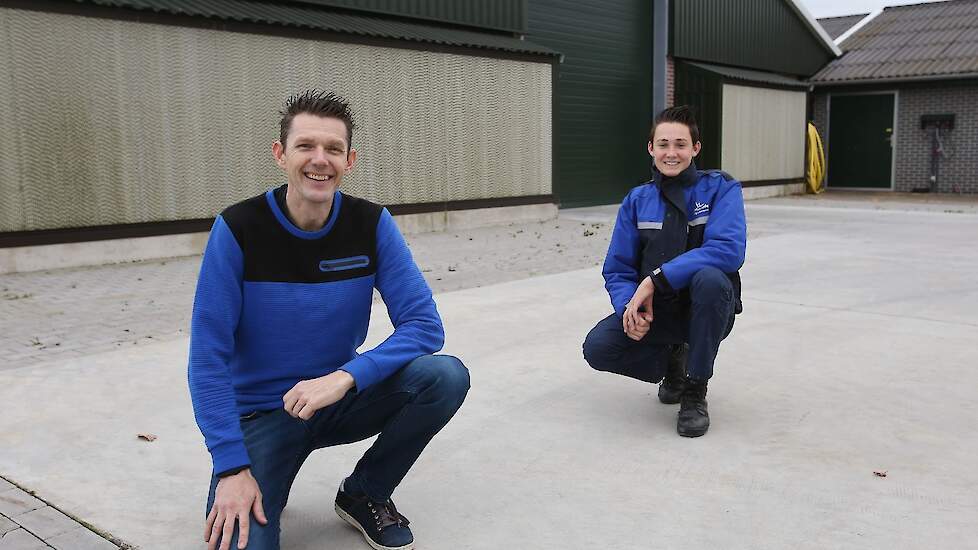 Westerhof verzorgt de kuikens zelf. Hij heeft met Luca (rechts op de foto) een parttime medewerker die hem in de weekenden en vakanties regelmatig helpt en hem volledig kan vervangen indien nodig.