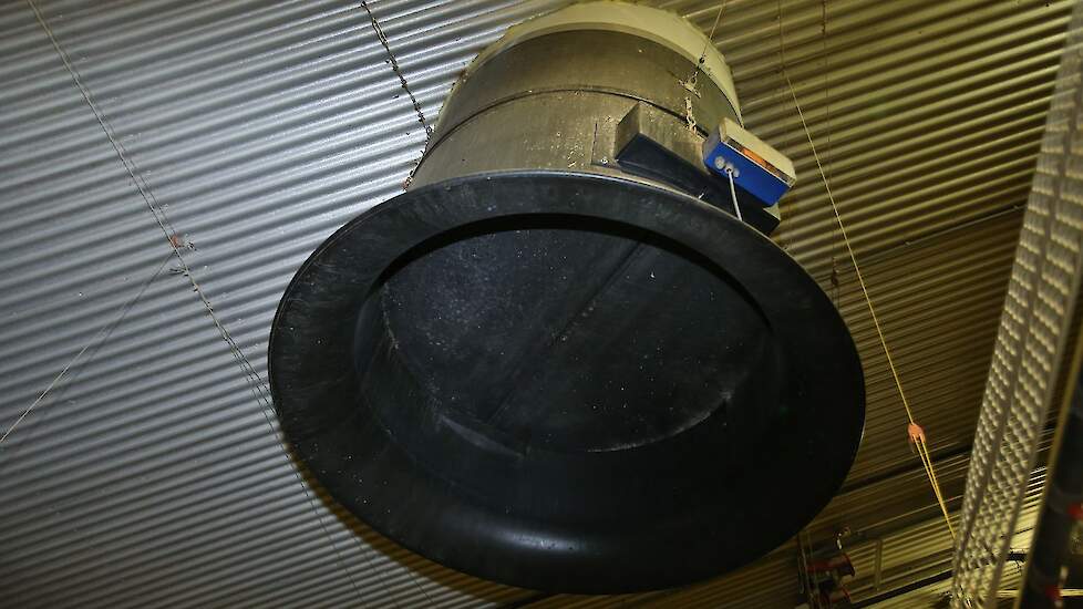 De ventilatiekokers beschikken over twee (geïsoleerde) afsluitkleppen. Eén onder de ventilator en één erboven. „Twee kleppen isoleren beter waardoor ik minder warmte verlies.” Hij koos voor deuren van maar liefst 80 millimeter dik en er zit 6 cm pur tusse