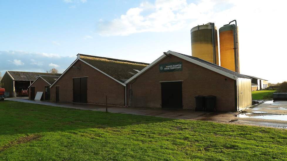 De oude stal is in 1991 gebouwd. Vader Bert kocht zijn huidige bedrijf in 1977. Naast de oude stal zit de gang naar de afgebrande stal met daarachter de technische ruimte. Rechts daarnaast stond tot 22 augustus vorig jaar nog een soortgelijke stal die in