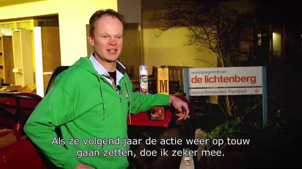 FrieslandCampina-boeren delen Chocomel uit in verzorgingstehuizen | NL